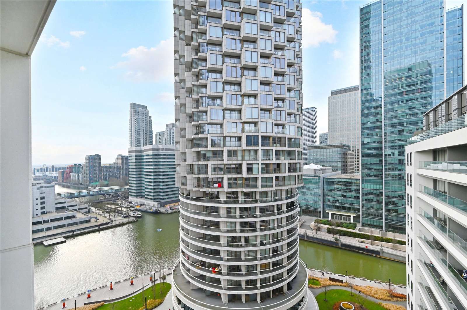 Why You Should Consider Renting at 10 Park Drive Canary Wharf: A Comprehensive Review