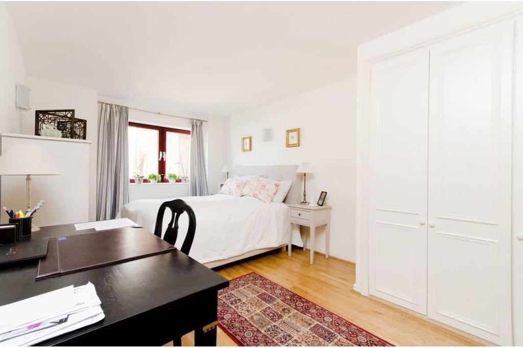 2 bedroom flat in William Morris Way, Fulham, London, SW6