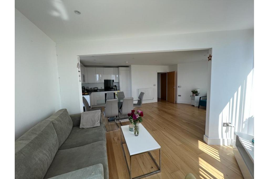 3 bedroom flat available in Skyview Tower, Stratford High Street E15 2GT