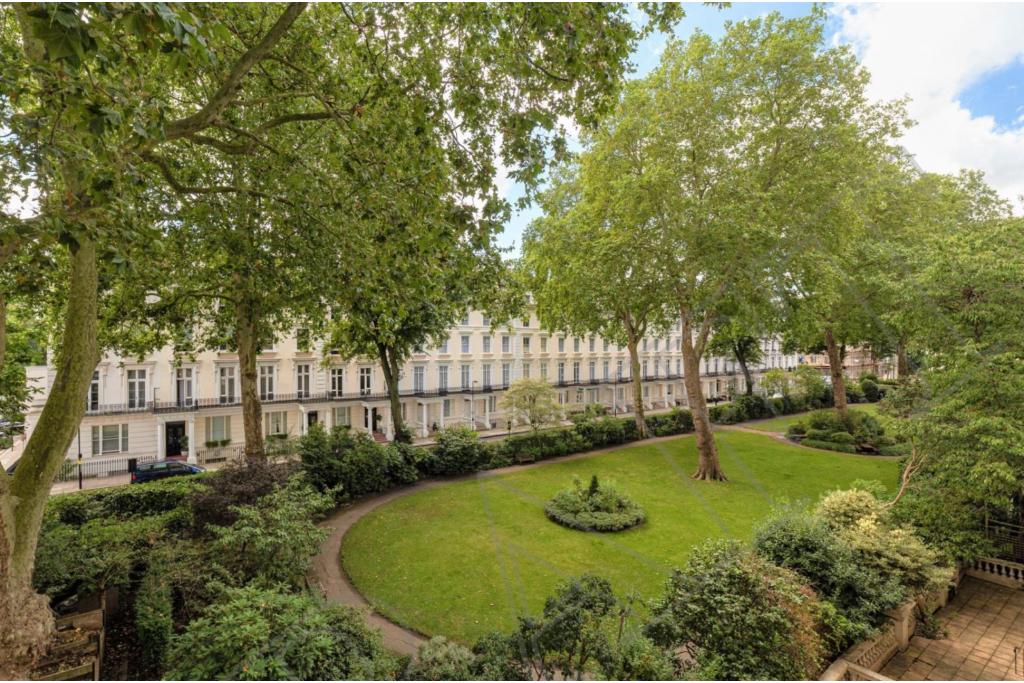 RARE FREEHOLD BLOCK OF 6 PRINCES SQUARE, W2