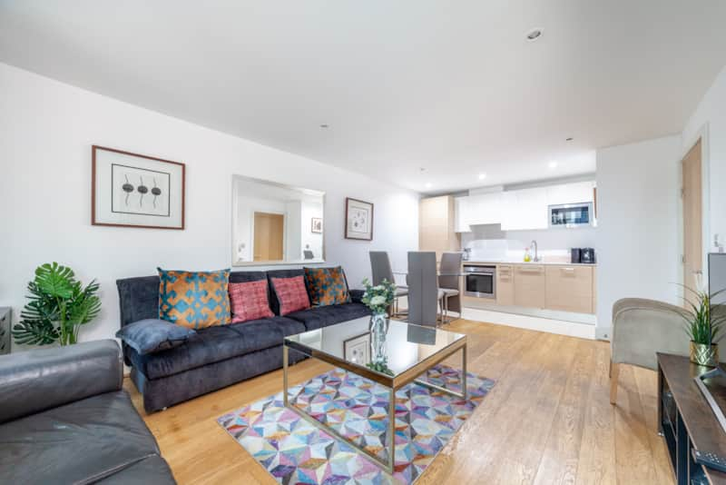 Flat to rent in St George Wharf