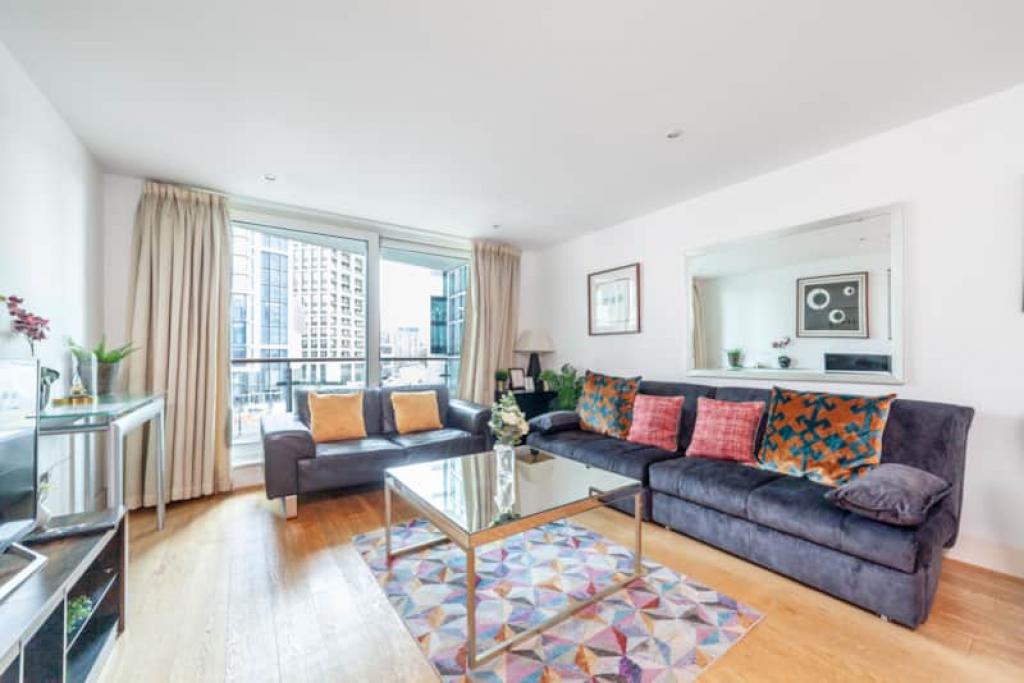 Flat to rent in St George Wharf