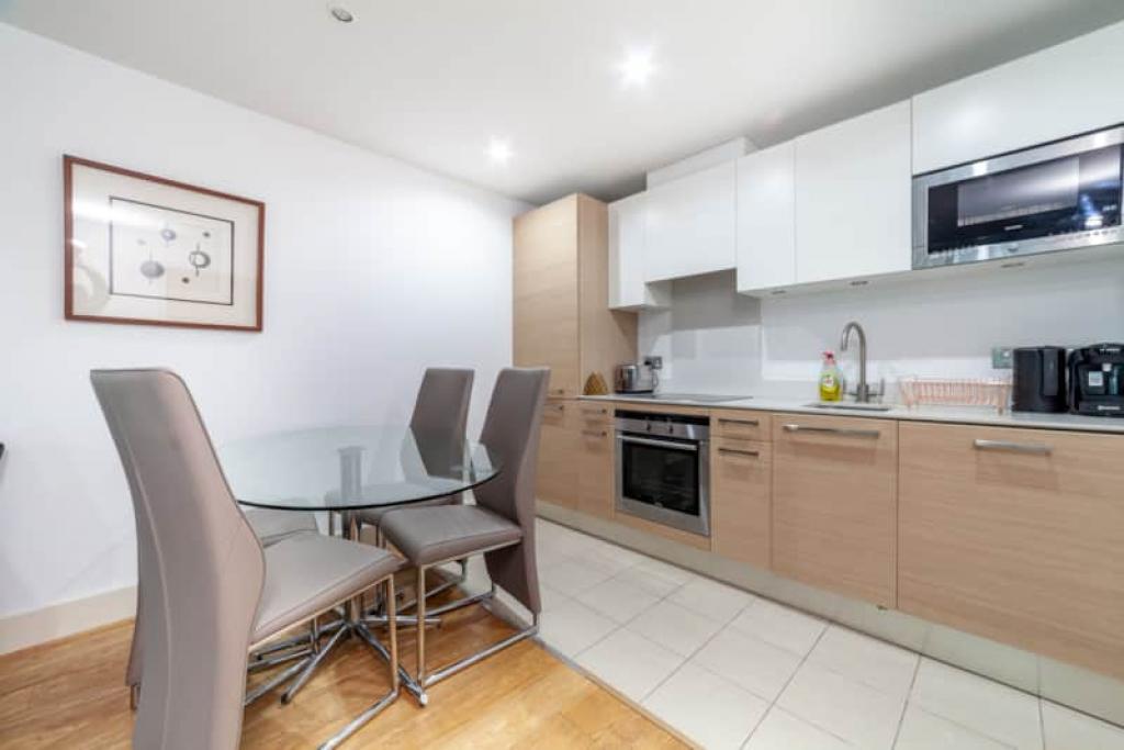 Flat to rent in St George Wharf