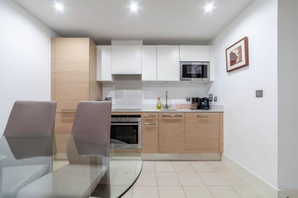 Flat to rent in St George Wharf