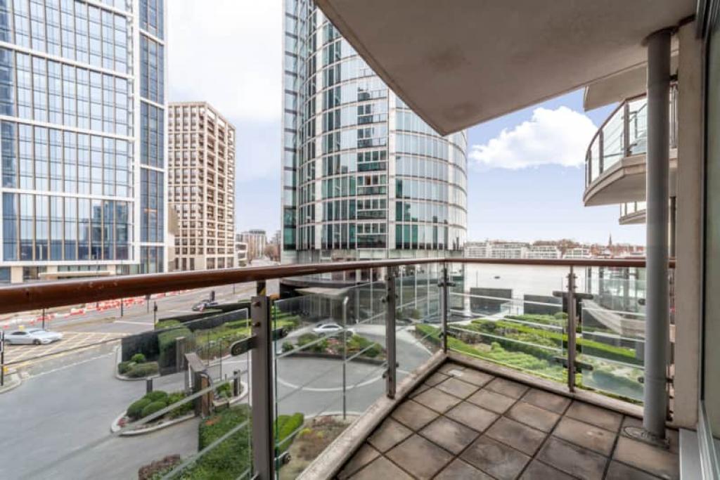 Flat to rent in St George Wharf