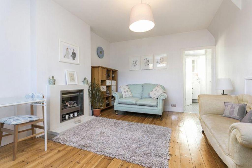 Charming 3-Bedroom End of Terrace House for Rent in Lee, London