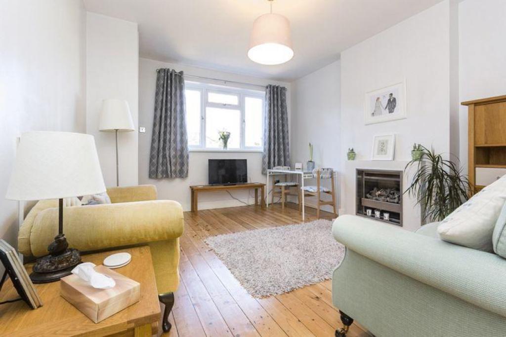 Charming 3-Bedroom End of Terrace House for Rent in Lee, London