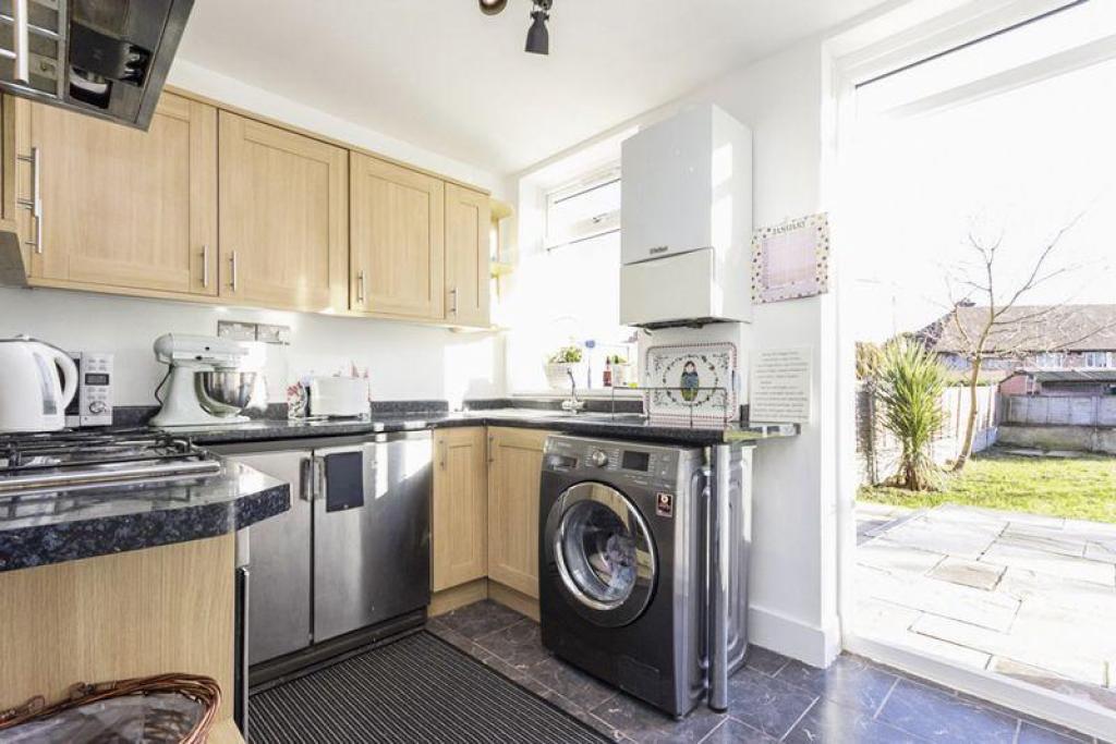 Charming 3-Bedroom End of Terrace House for Rent in Lee, London