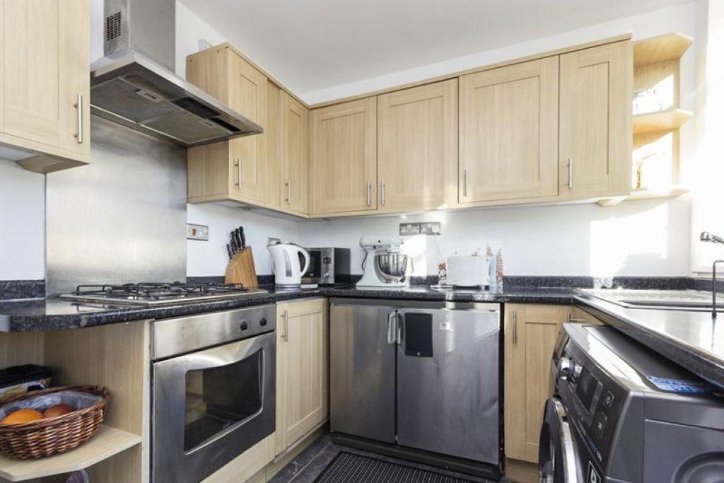 Charming 3-Bedroom End of Terrace House for Rent in Lee, London