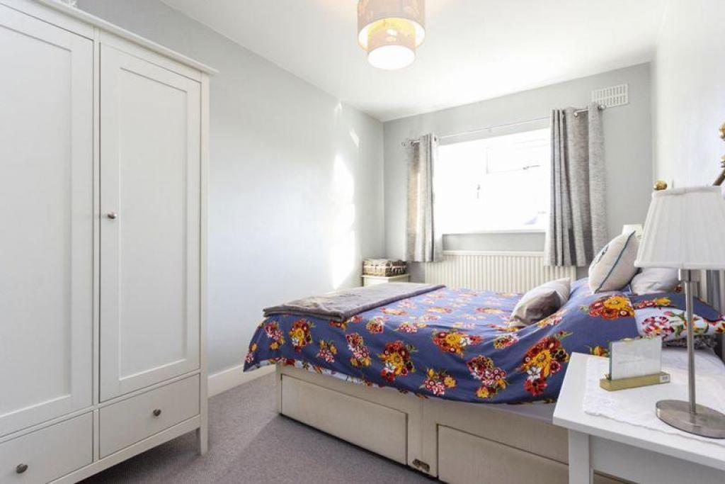 Charming 3-Bedroom End of Terrace House for Rent in Lee, London