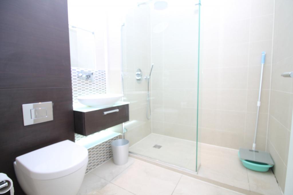 Modern Two-Bedroom, Two-Bathroom Apartment with Balcony in Aldgate – £3,466pcm
