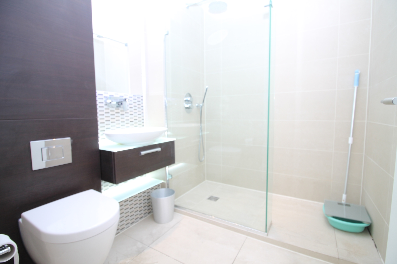 Modern Two-Bedroom, Two-Bathroom Apartment with Balcony in Aldgate – £3,466pcm