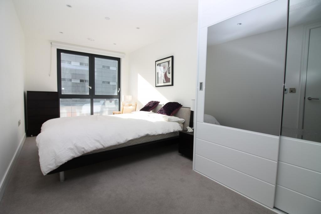 Modern Two-Bedroom, Two-Bathroom Apartment with Balcony in Aldgate – £3,466pcm