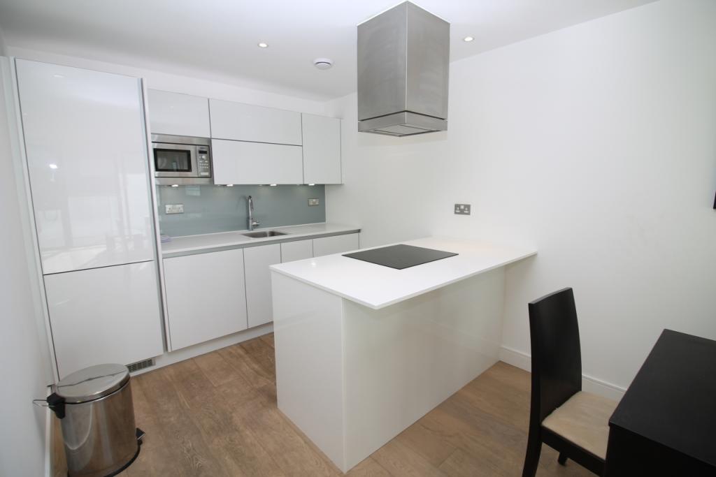 Modern Two-Bedroom, Two-Bathroom Apartment with Balcony in Aldgate – £3,466pcm