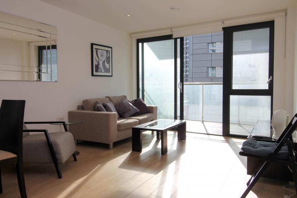Modern Two-Bedroom, Two-Bathroom Apartment with Balcony in Aldgate – £3,466pcm