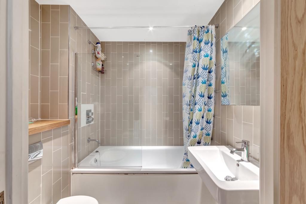 Modern One-Bedroom Apartment with Private Balcony in Barking Central, Essex - £1,430pcm