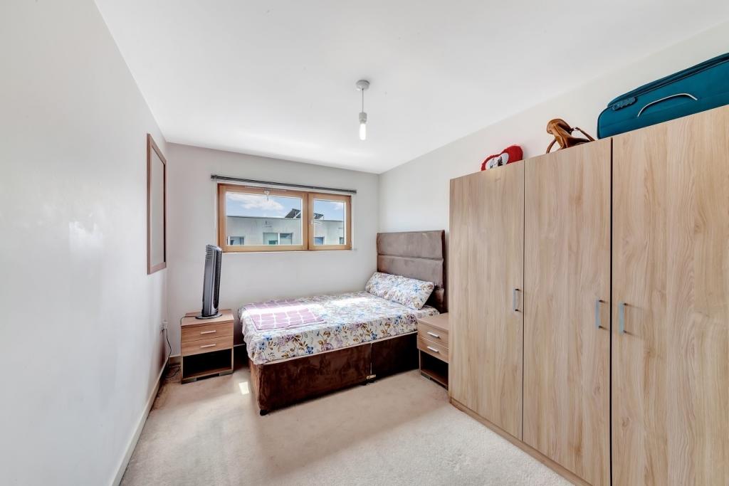 Modern One-Bedroom Apartment with Private Balcony in Barking Central, Essex - £1,430pcm