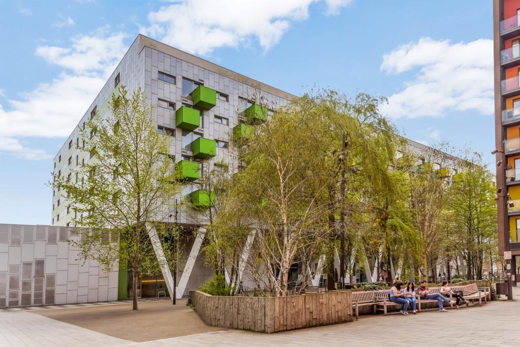 Modern One-Bedroom Apartment with Private Balcony in Barking Central, Essex - £1,430pcm