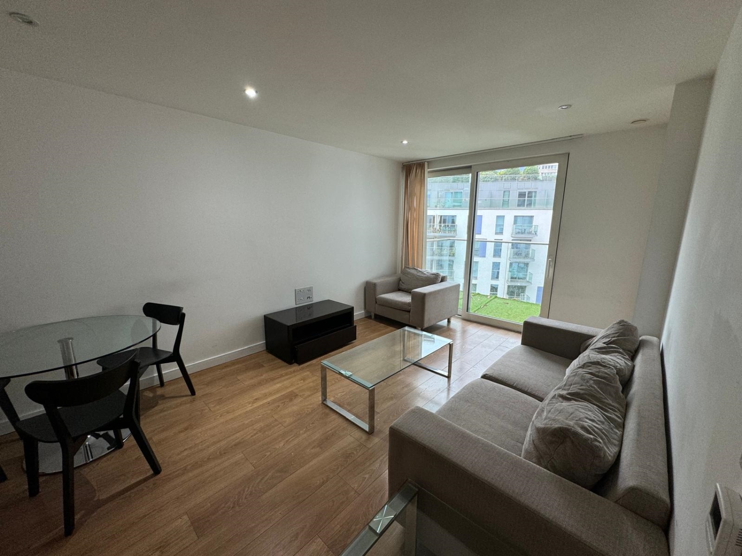 Bright Two-Bedroom, Apartment with Balcony – Waterhouse Apartments,Saffron Central Square, Croydon.