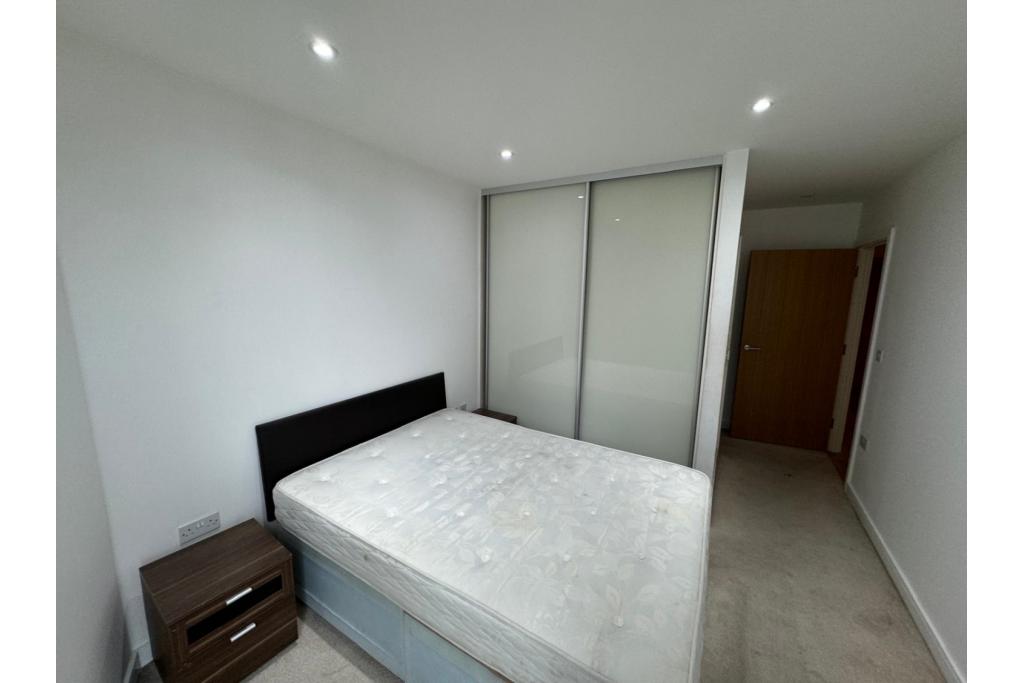 Bright Two-Bedroom, Apartment with Balcony – Waterhouse Apartments,Saffron Central Square, Croydon.