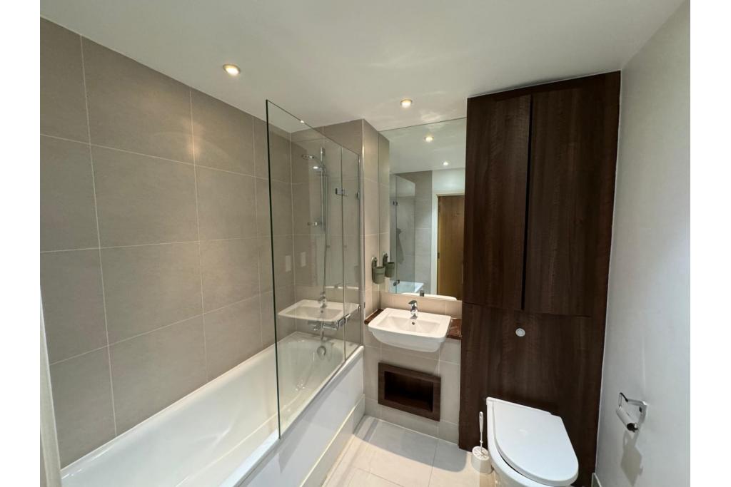 Bright Two-Bedroom, Apartment with Balcony – Waterhouse Apartments,Saffron Central Square, Croydon.