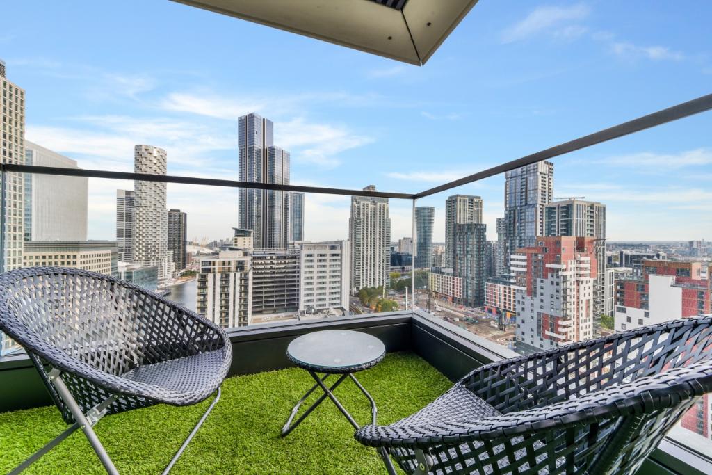 Stunning Two-Bedroom, Apartment with Wrap-Around Balcony – Wardian, Isle of Dogs, E14