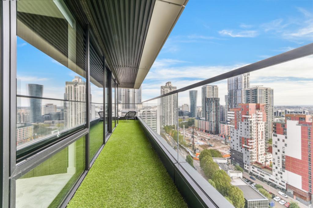 Stunning Two-Bedroom, Apartment with Wrap-Around Balcony – Wardian, Isle of Dogs, E14