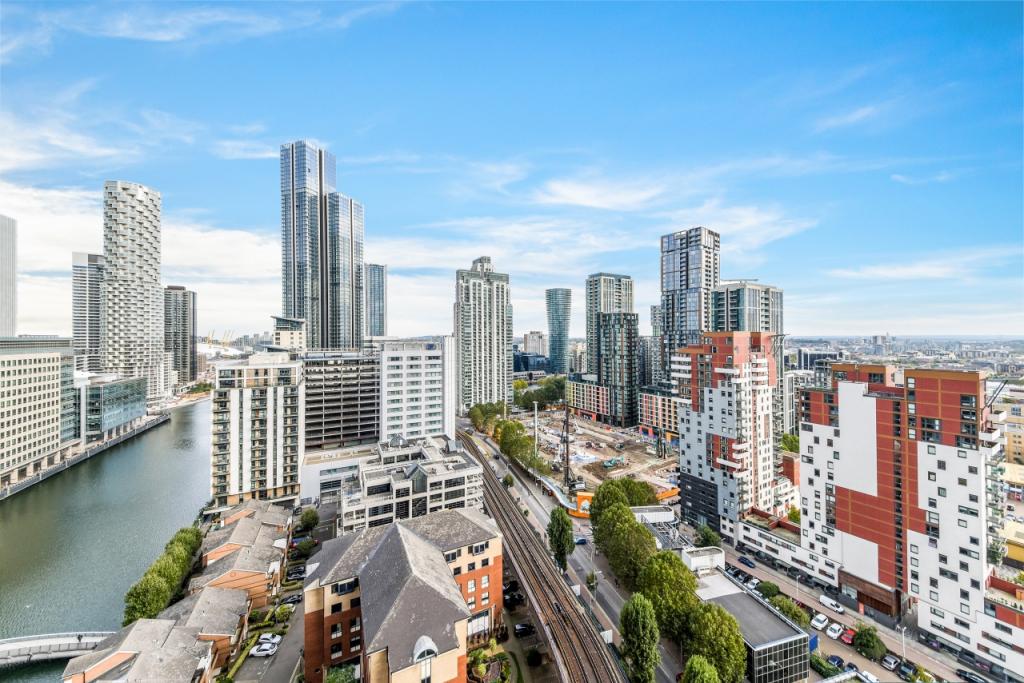 Stunning Two-Bedroom, Apartment with Wrap-Around Balcony – Wardian, Isle of Dogs, E14