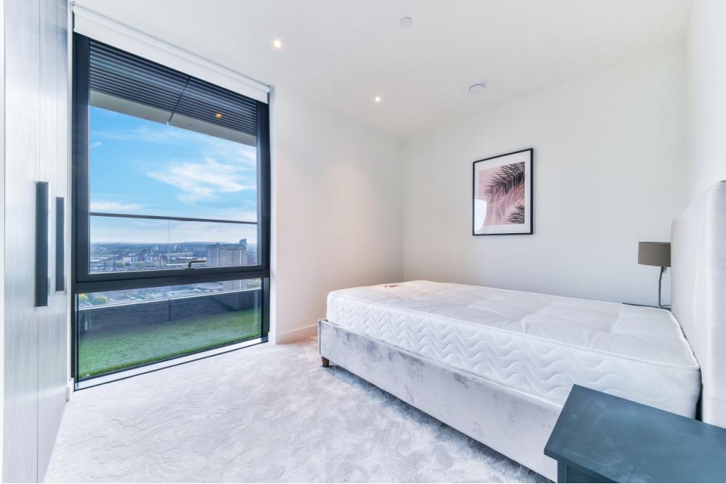 Stunning Two-Bedroom, Apartment with Wrap-Around Balcony – Wardian, Isle of Dogs, E14