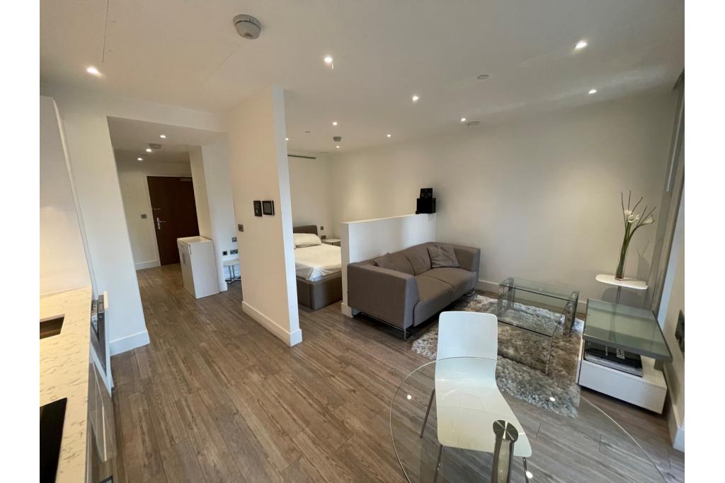 Studio Suite with Balcony – £2,665pcm – New Drum Street, Aldgate, London, E1