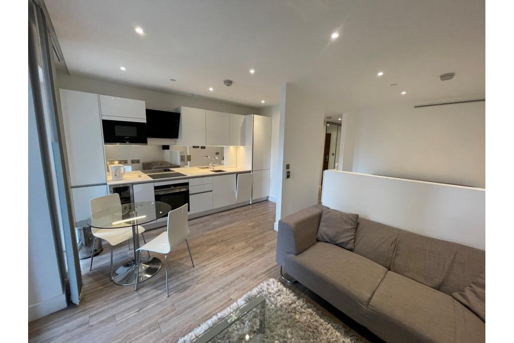 Studio Suite with Balcony – £2,665pcm – New Drum Street, Aldgate, London, E1