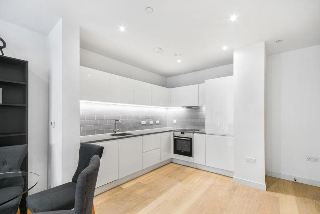 Stylish Two Bedroom Apartment – £2,708pcm – Admiralty Avenue, Docklands, London, E16