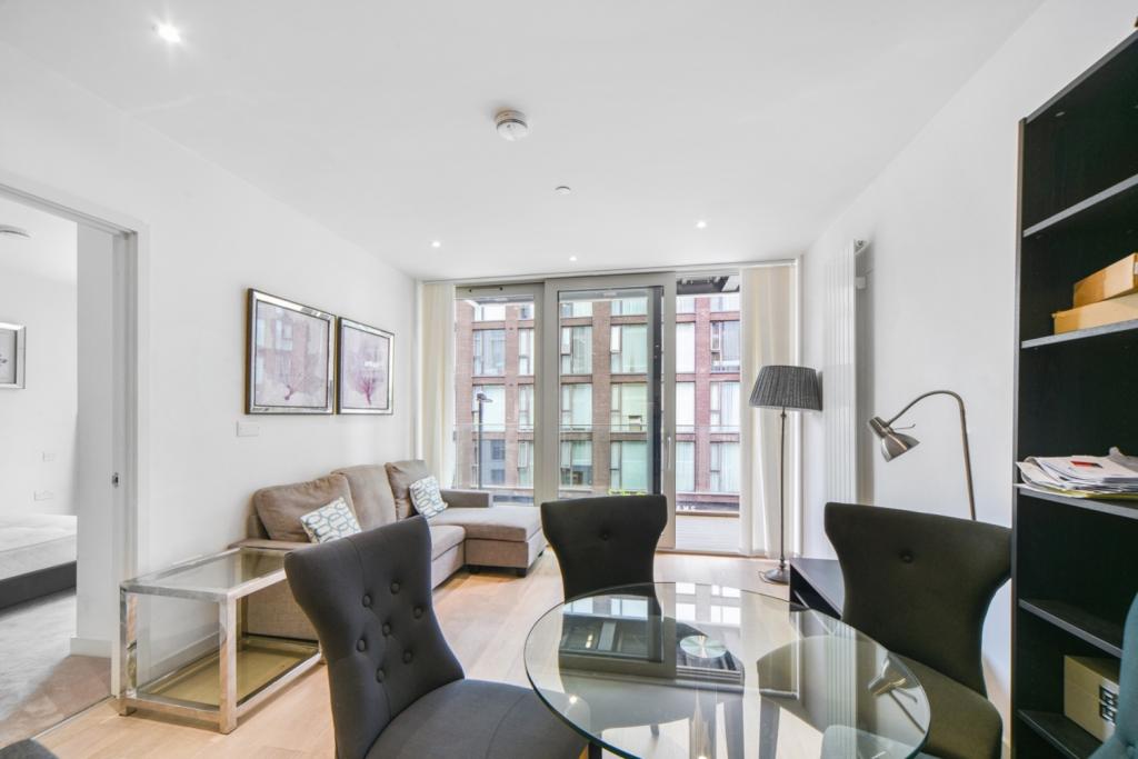 Stylish Two Bedroom Apartment – £2,708pcm – Admiralty Avenue, Docklands, London, E16