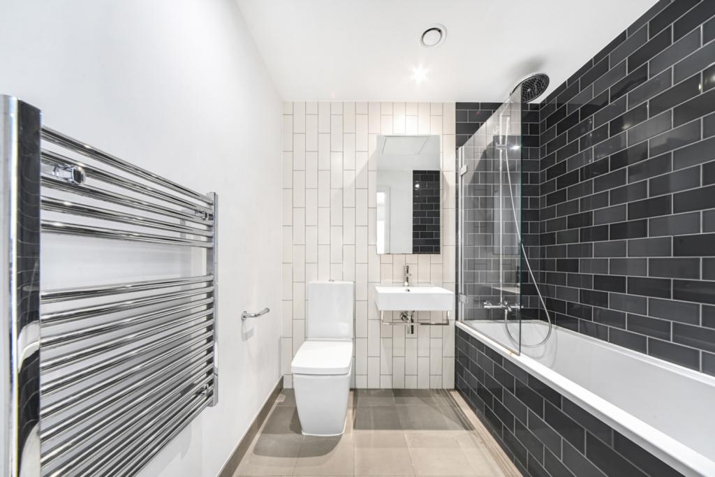 Stylish Two Bedroom Apartment – £2,708pcm – Admiralty Avenue, Docklands, London, E16