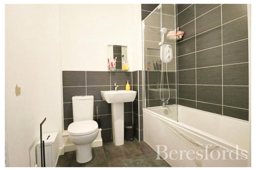 Spacious 4-Bedroom Family Home with Modern Layout – RM13 8LG