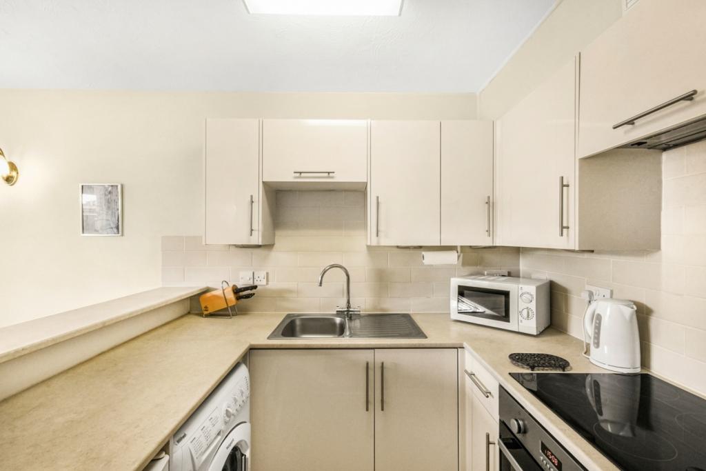 One Bedroom Apartment – £1,646.67pcm – Ambassador Square, Isle of Dogs, London, E14