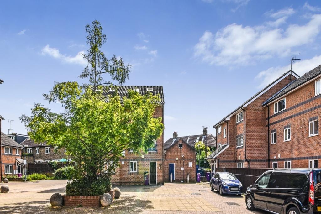 One Bedroom Apartment – £1,646.67pcm – Ambassador Square, Isle of Dogs, London, E14