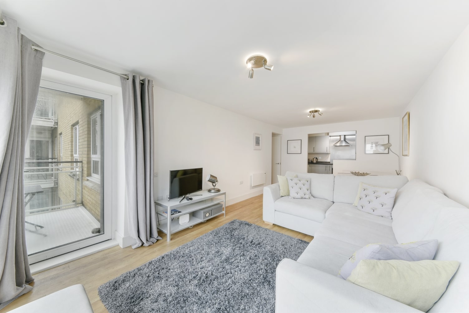 St Davids Square, Isle of Dogs, London, E14 – 2 Bedroom Apartment to Rent – £2,550 pcm
