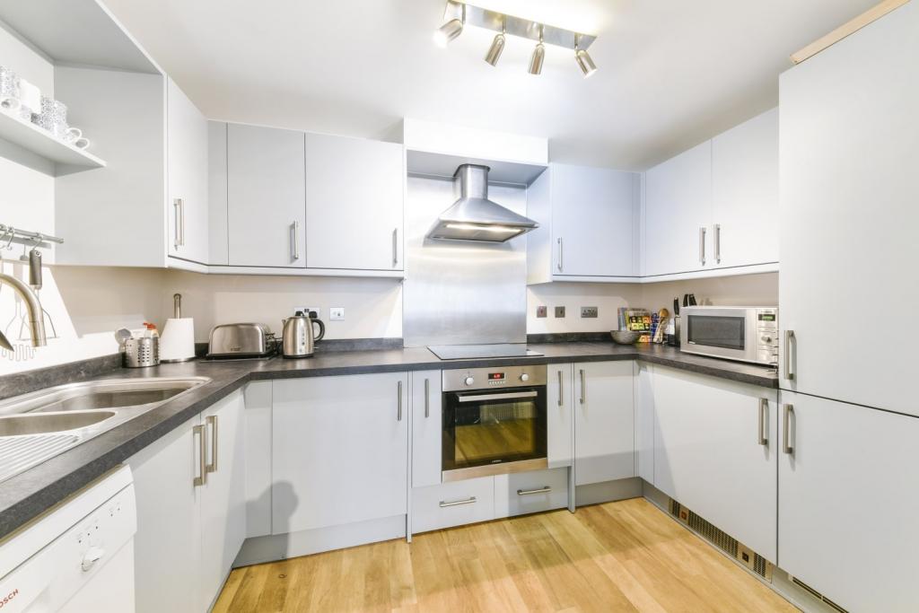 St Davids Square, Isle of Dogs, London, E14 – 2 Bedroom Apartment to Rent – £2,550 pcm
