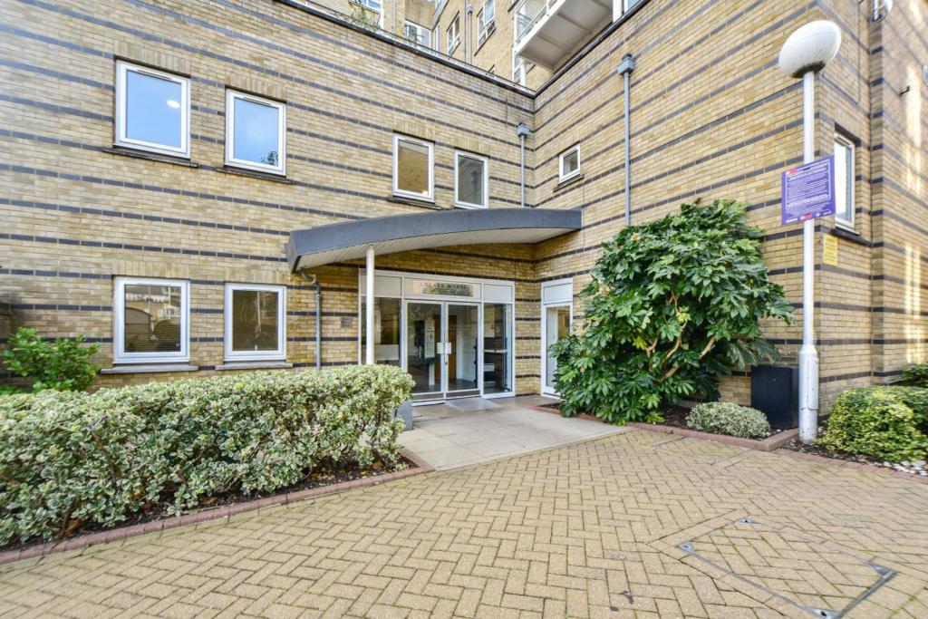 St Davids Square, Isle of Dogs, London, E14 – 2 Bedroom Apartment to Rent – £2,550 pcm