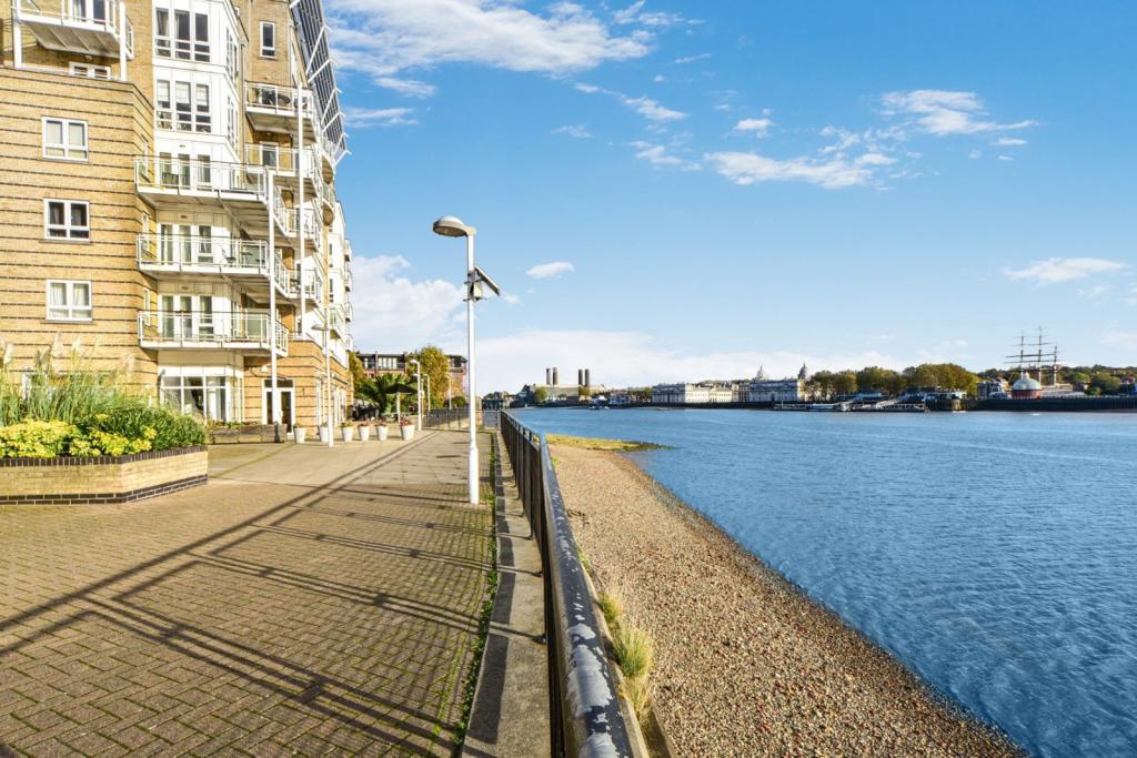 St Davids Square, Isle of Dogs, London, E14 – 2 Bedroom Apartment to Rent – £2,550 pcm
