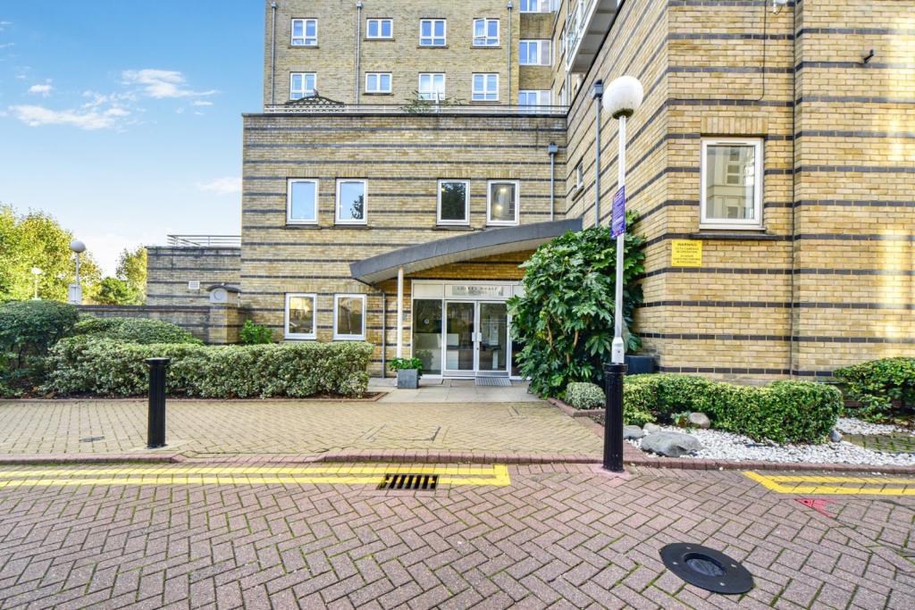 St Davids Square, Isle of Dogs, London, E14 – 2 Bedroom Apartment to Rent – £2,600 pcm