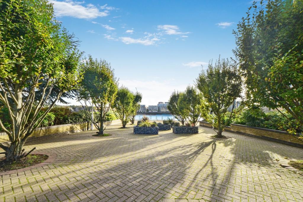 St Davids Square, Isle of Dogs, London, E14 – 2 Bedroom Apartment to Rent – £2,600 pcm