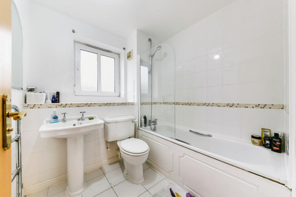 Millennium Drive, Isle Of Dogs, London, E14 – £2,426pcm