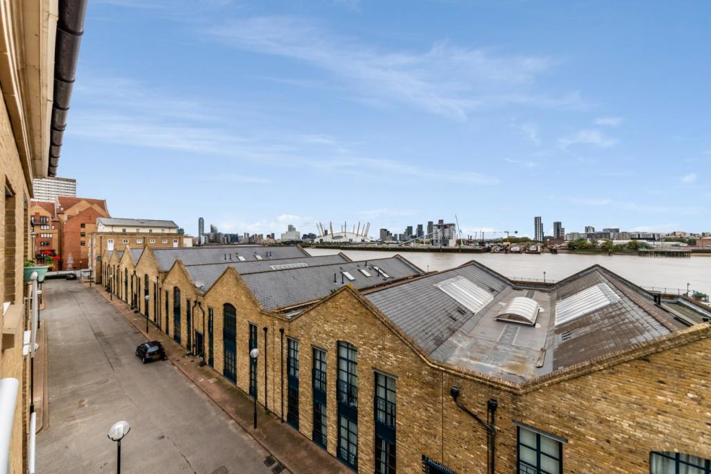Millennium Drive, Isle Of Dogs, London, E14 – £2,426pcm