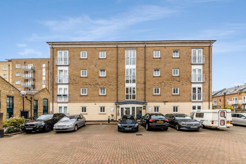 Millennium Drive, Isle Of Dogs, London, E14 – £2,426pcm