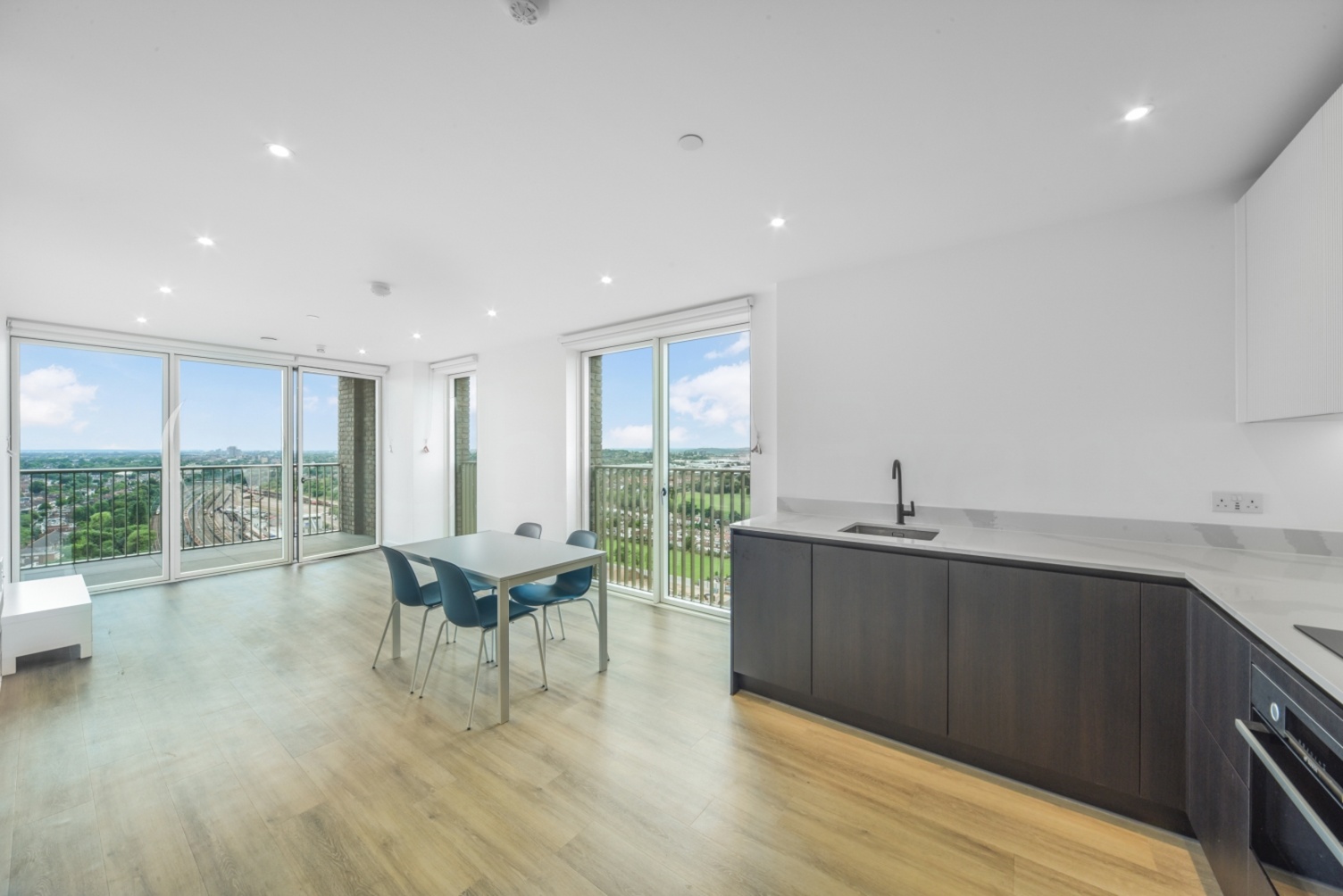 One Bedroom Apartment – £2,123pcm – Heartwood Boulevard, The Verdean, Acton, London, W3