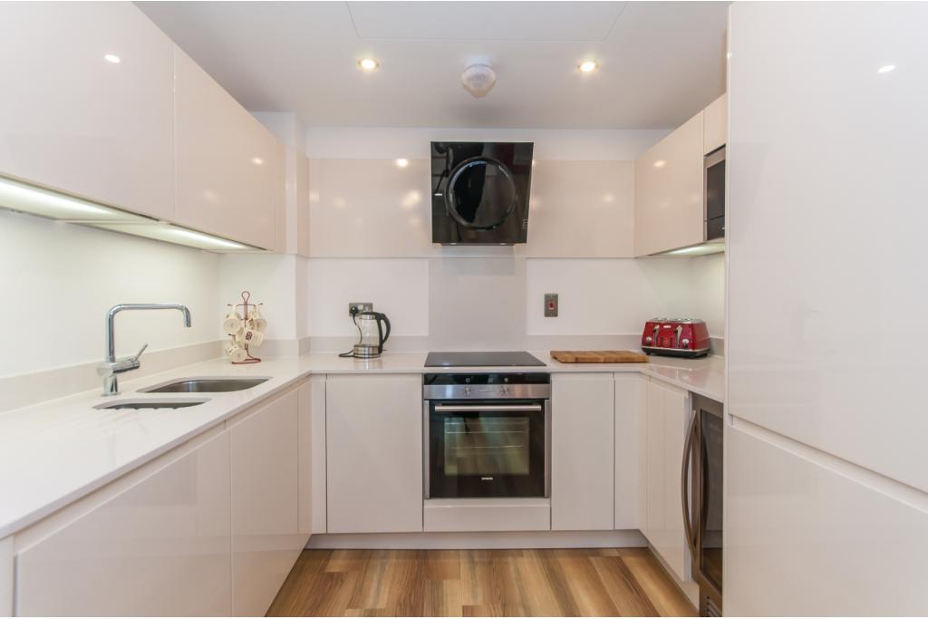 Modern One Bedroom Apartment – £2,600 pcm – Altitude Point, Alie Street, Aldgate, London (E1)
