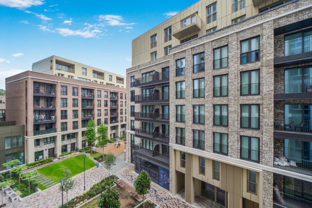 Two Bedroom Apartment to Rent – The Silk District, Whitechapel, London E1 – £3,120pcm