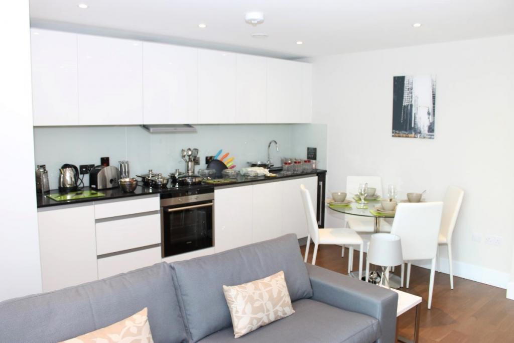 Modern One Bedroom Apartment – £2,548 pcm – Whitechapel High Street, Aldgate, London, E1